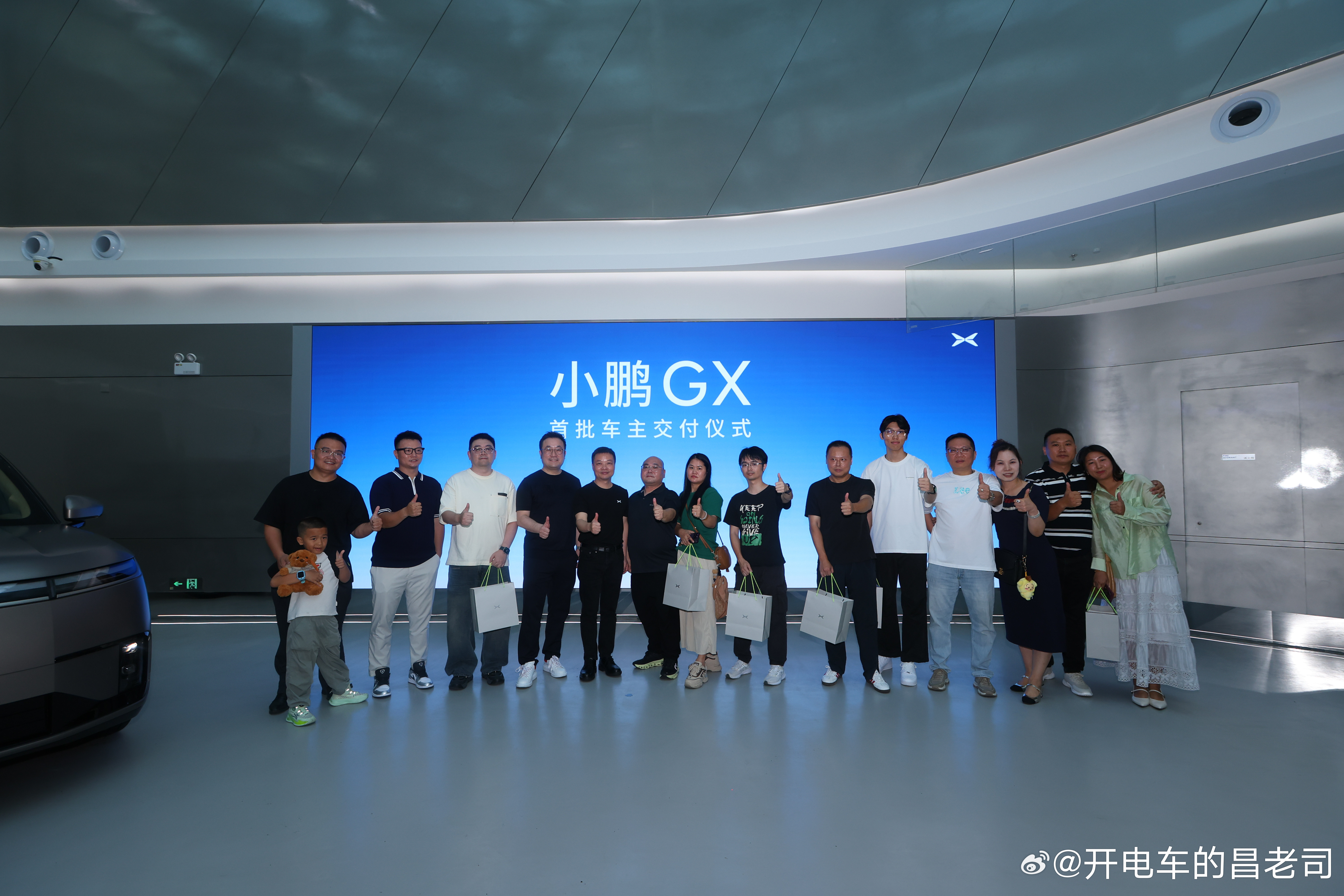 小鹏GX开始大规模交付了，首批交付的车主都是精英，我身边认识的博士除了卖眼镜的就