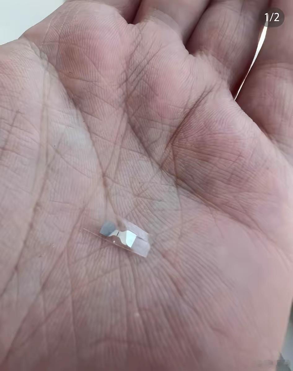 求助，只是在洗澡的时候，感觉后脖子上有个东西发现的，有谁知道这到底是什么东西吗？