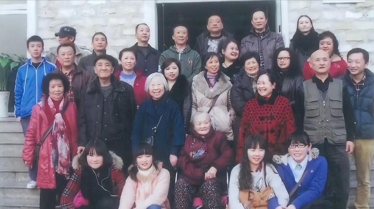 1998年，雇主对79岁的住家保姆高玉清说：“您都这么大年纪了，不要做了，我们重