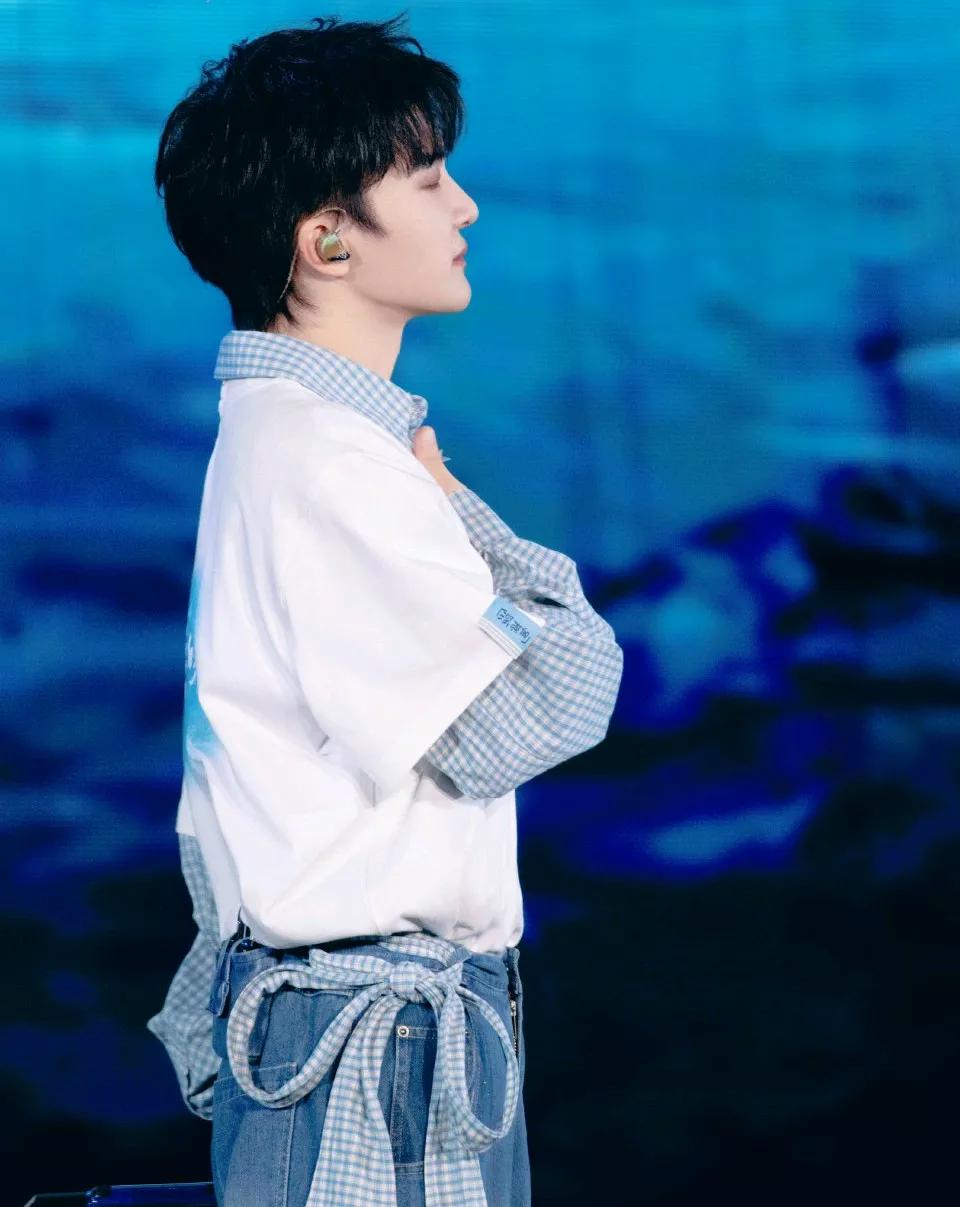 看了周深深圳演唱会，谈谈具体感受！第一点，真实！如见其人，如闻其声，亲切感十