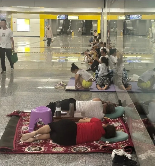 重庆地铁站这些现像应该制止了。重庆高温杀疯，地铁站秒变“避暑圣地”！大爷大