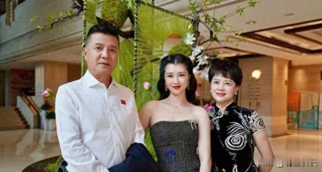 茹萍女儿奚望也离婚了，一张三代人合照，撕下单亲妈妈的苦情戏