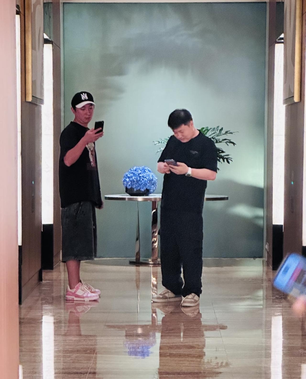 9月26日，有位网友在新加坡偶遇王思聪，他现身某酒店的画面。“王校长”戴着棒球