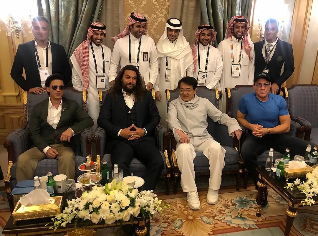 成龙不愧是中国演员的天花板，共获得9座终身成就奖，是获得该荣誉最多的华人演员！难