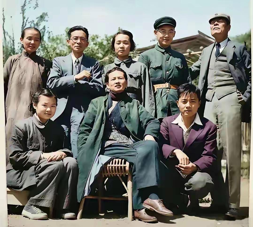 1949年这帧合影里，林徽因翘腿而坐，气场全开、霸气十足，尽显民国才女的飒爽风骨