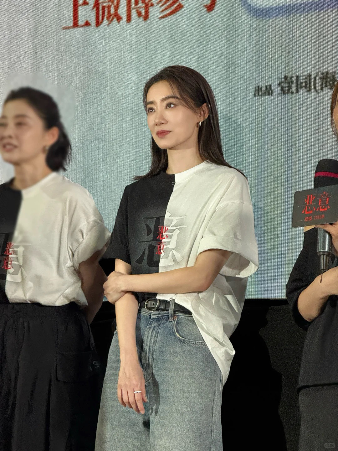 张小斐越来越美啦！这次做宣传穿了宽松T恤配牛仔裤，简单又时髦。这次穿搭偏向于酷酷的街头风，八分破洞的