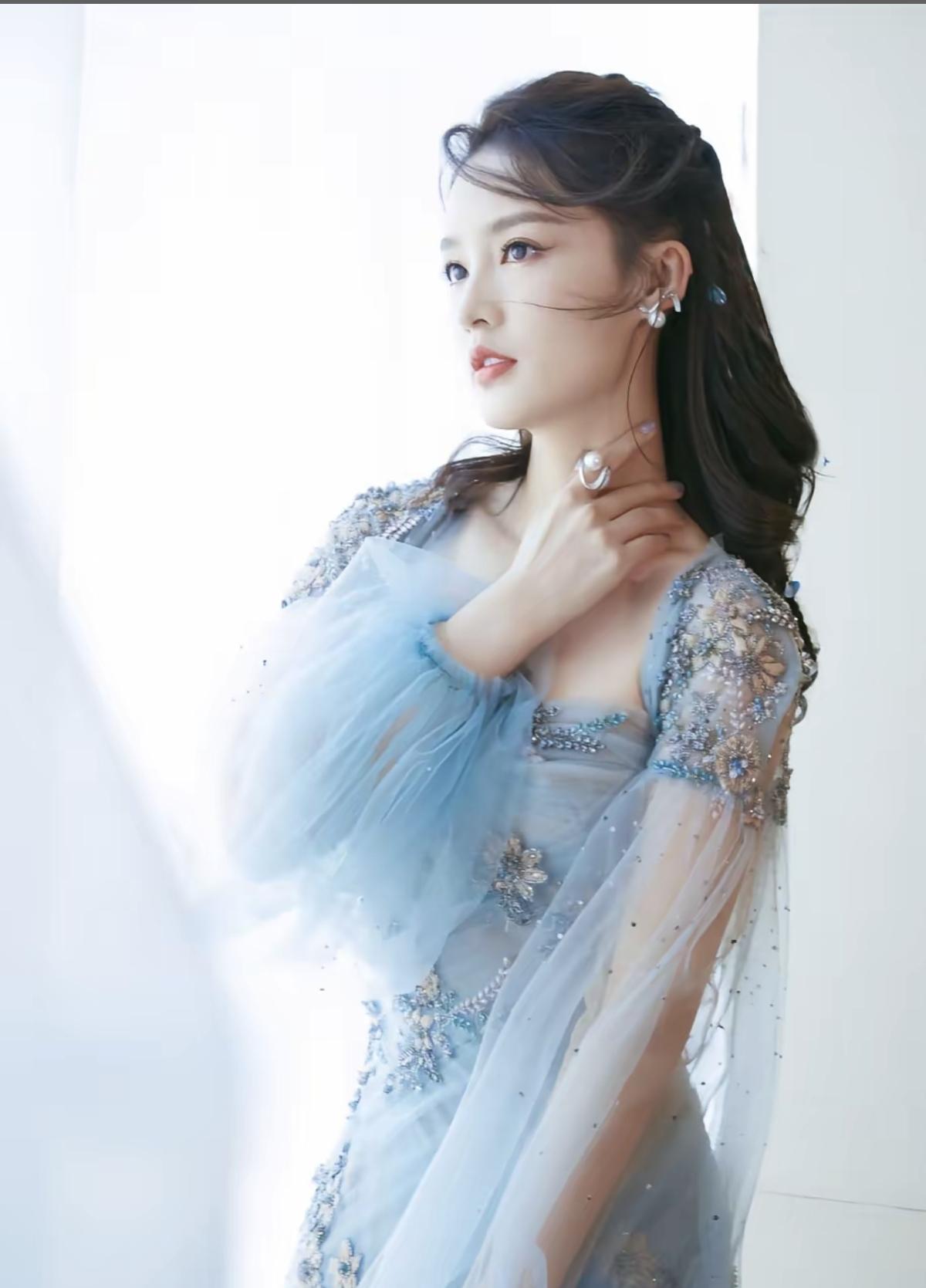 李沁这一身浅蓝色人鱼裙，是从深海游到人间的公主吧，美到心尖上了[比心]李沁的这抹