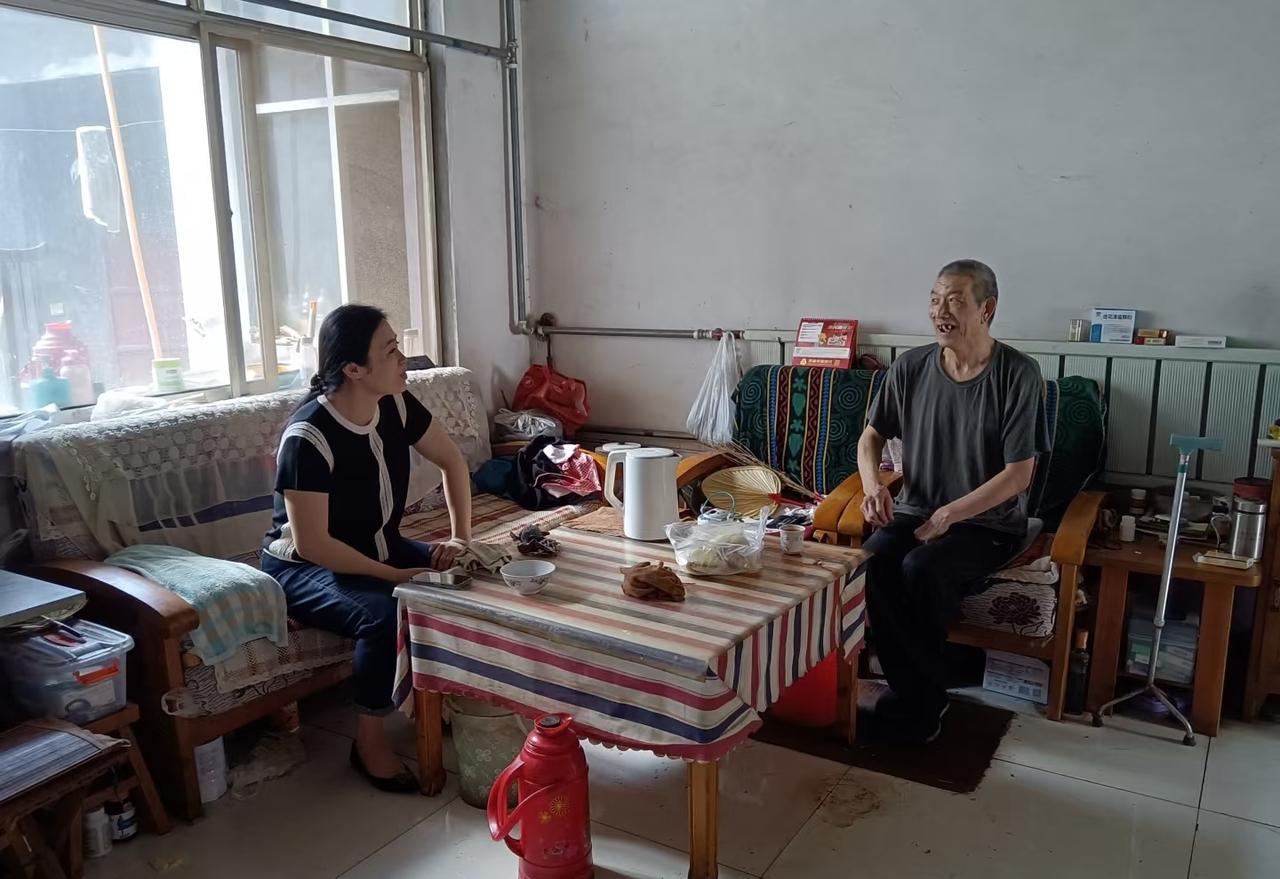 养老新方法：雇佣邻居网上看到一个60多岁大爷的养老方式：不去养老院，也不跟儿