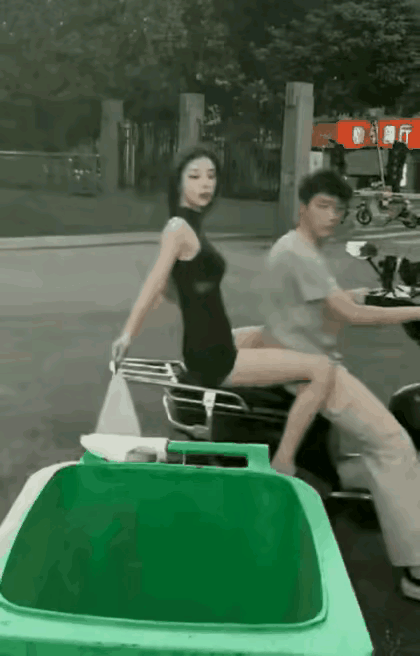 找了一个精神小妹做女朋友，又会是什么样的感觉呢[捂脸哭]小伙子骑电动车，后面坐了一