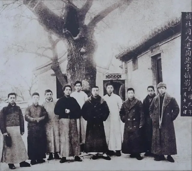 1919年的一天，毛泽东进了客房后，见房子里还有个青年学生周恩来，二人都把目光转