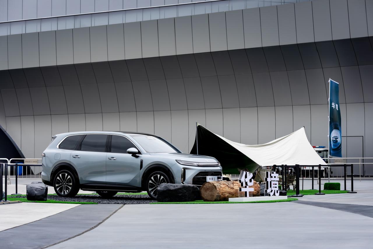 说出来您可能不信，我盯着华境S那配置单，足足揉了三遍眼睛——这真是五菱？不是华为