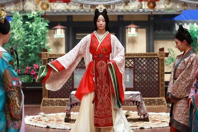 征和二年长安那场乱，把卫家撕得只剩血。两个公主先后被砍头，太子刘据带着儿子逃到湖