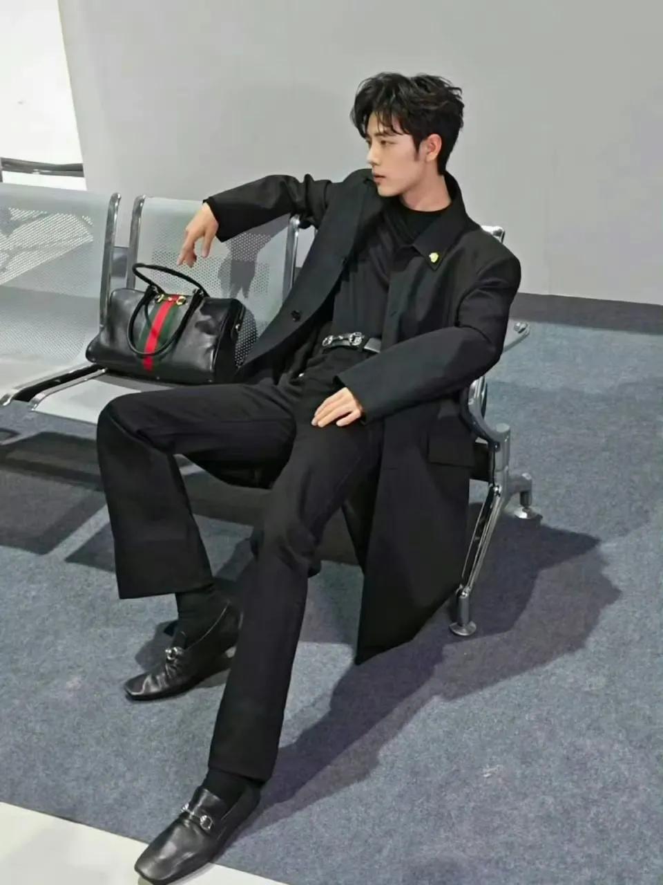 2米多高身材魁梧的保安站在你身边。你是不是觉得很安全呢。这肖战在参加米兰时装周