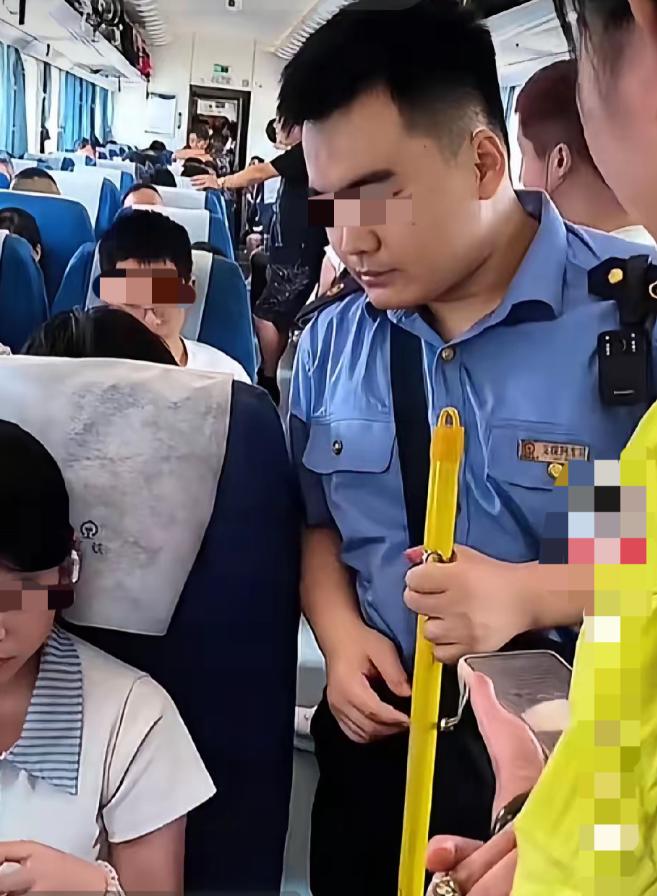 近3000人给一条跟评点赞——“混账就是这么来的”，说的就是火车上俩姑娘买三张票
