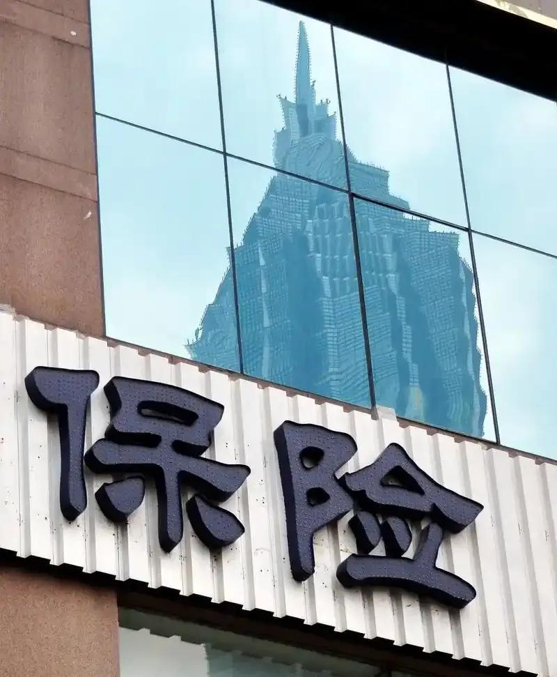 你以为那些千亿大佬买保险公司，是等着生病赚那点理赔金吗？想多了。 花20亿控