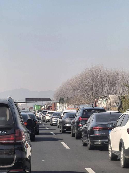 越到春节，心里越发慌停车场里，我坐在熄火的车内，看着仪表盘上的时间从23:5