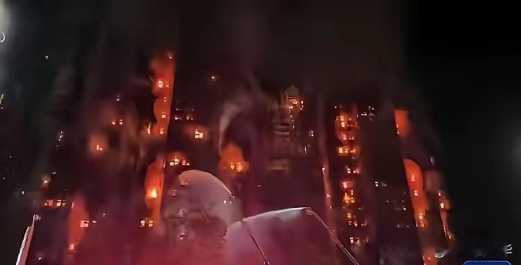 今天刷到香港那场住宅大火的新闻，直接给我整沉默了。救援人员在浓烟散尽后冲进