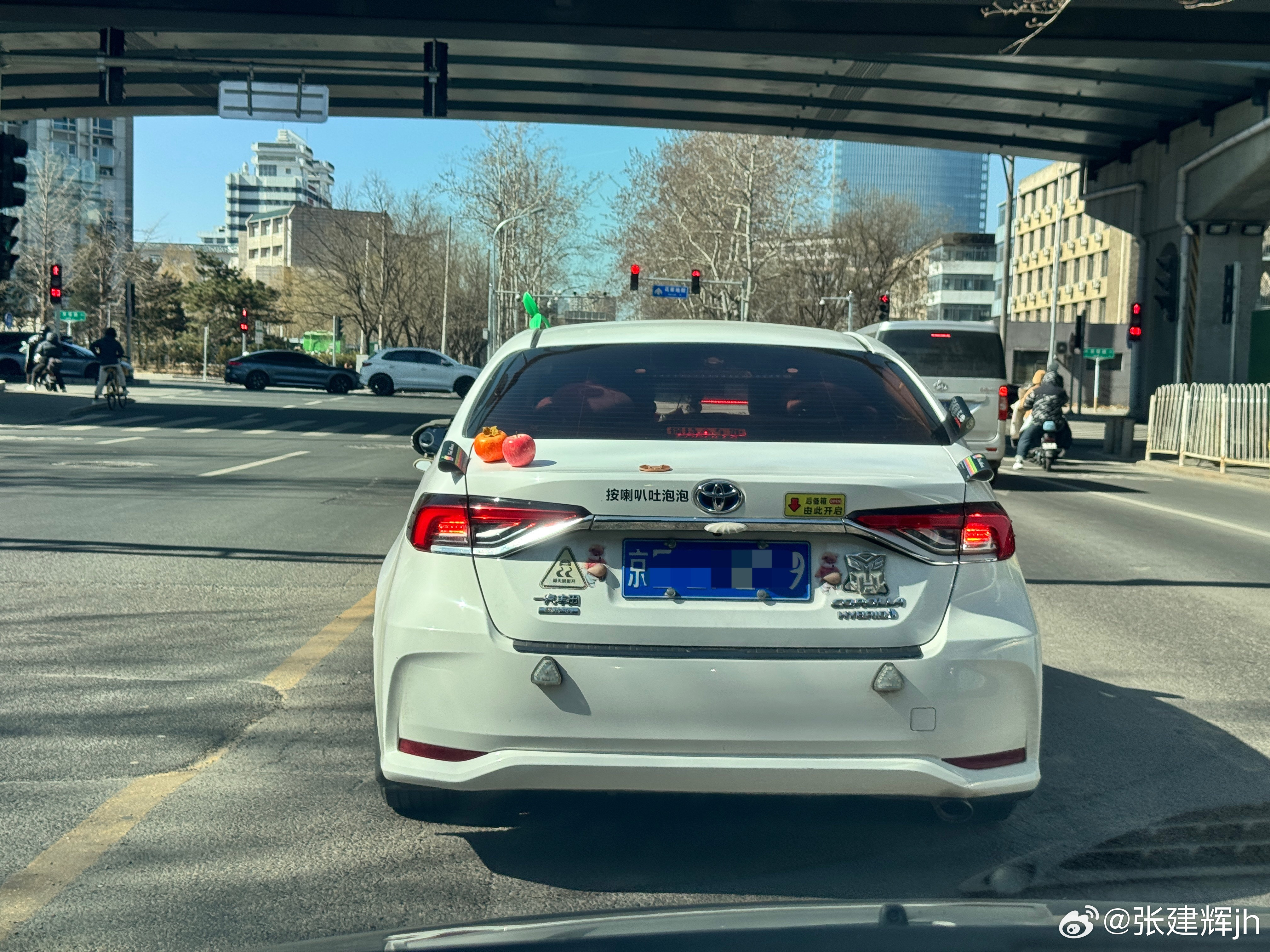 贴了一屁股，感觉这车好“吵”啊，跟上去发现车头车侧甚至仪表台都摆满了