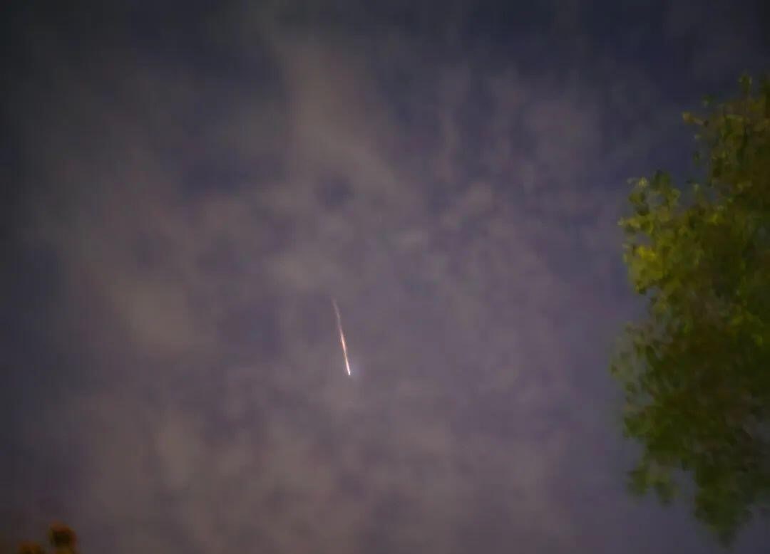 原来5月30号晚上8点多划过天空的是这货，我还以为是火流星呢。一颗198