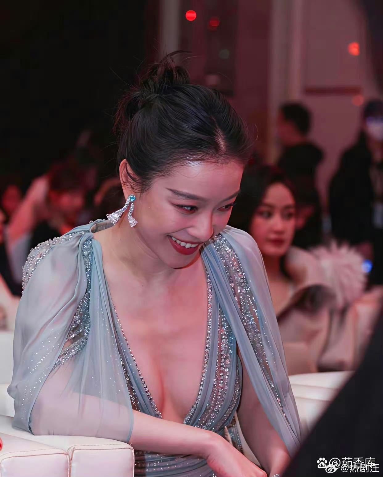 倪妮这铁真没白撸别的女演员拿奖杯是捧着，倪妮拿奖杯是抡着。这健身效果，直接写进