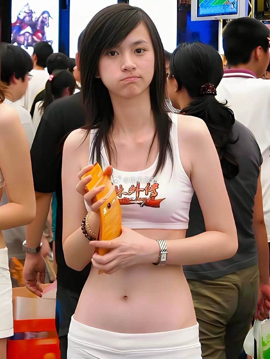 有人记得初代网红丁贝莉吗？长得淡、性格也淡的她因嘟嘴走神抓拍照在18岁爆火一晃2