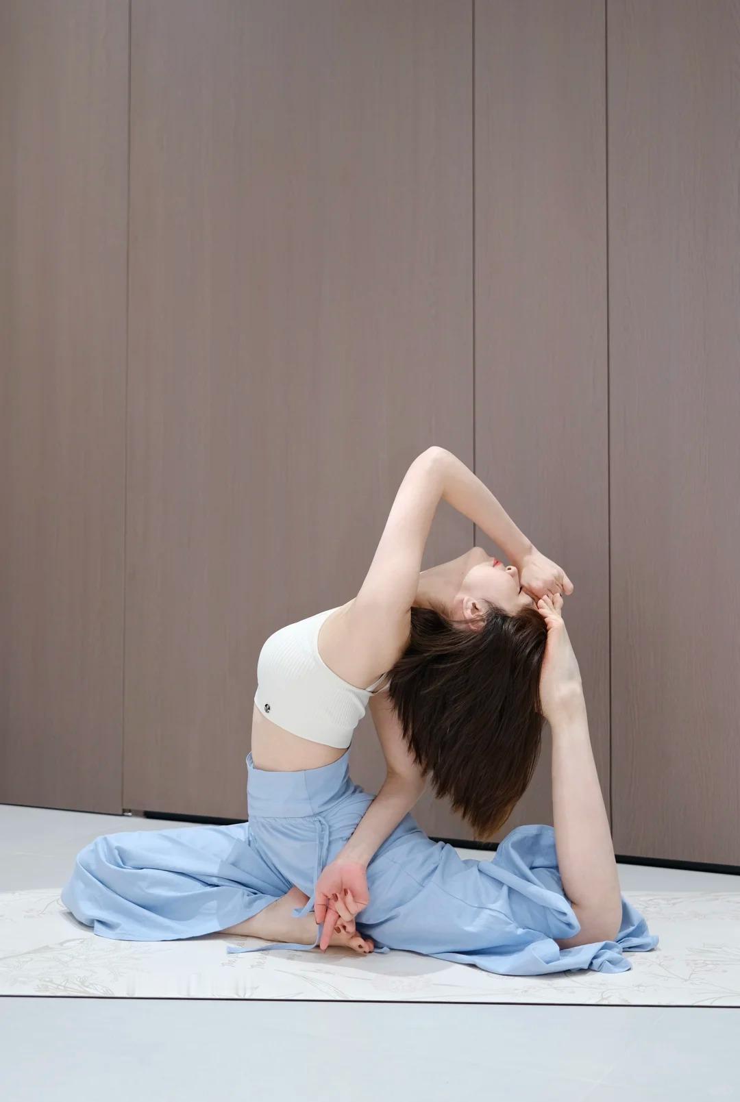 肌肉在拉伸中逐渐放松，思绪也随之沉淀，那些细碎的疲惫都在一呼一吸、一伸一缩间消散