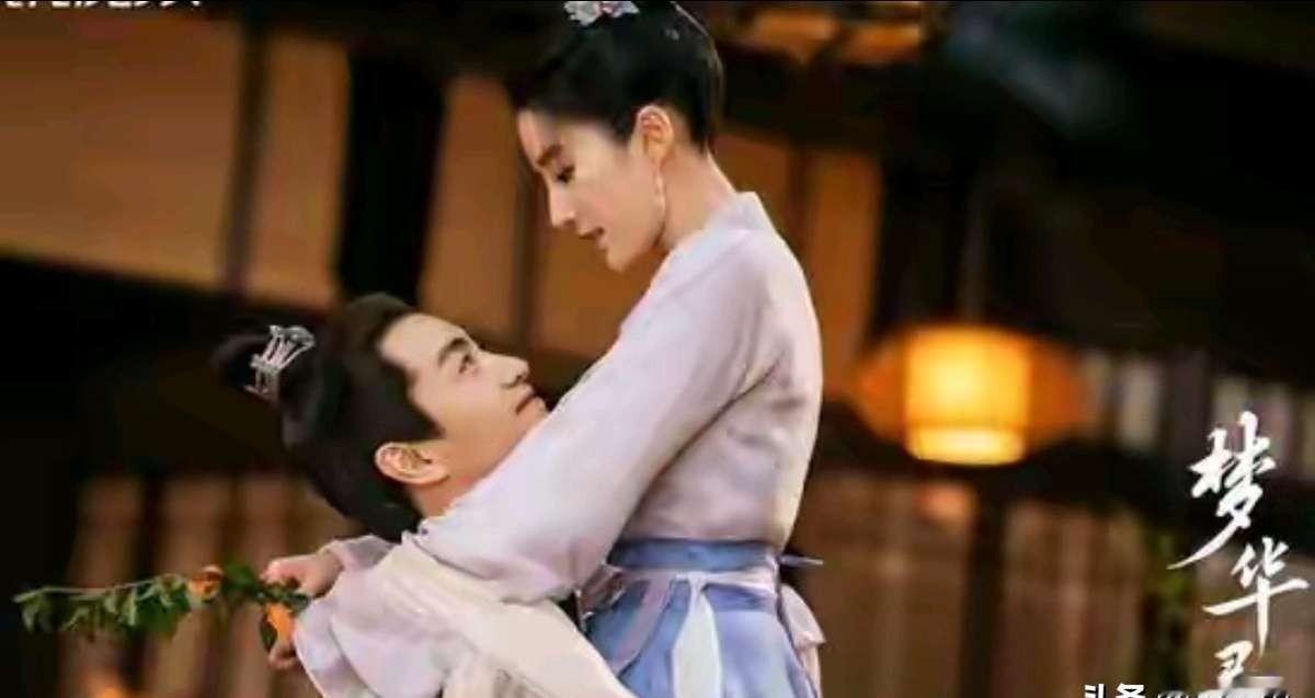 陈晓这次没绷住。不是演哭戏的那种绷不住。是对着刘亦菲，连眼神都在拉丝的那种。