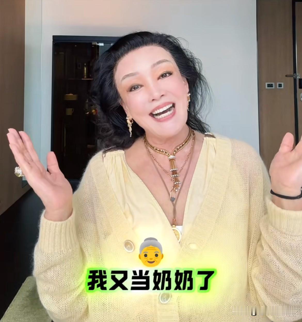 2月24日，张兰发喜讯，又当奶奶了！提到小孙子哭声嘹亮，白白胖胖，爱不释手，对