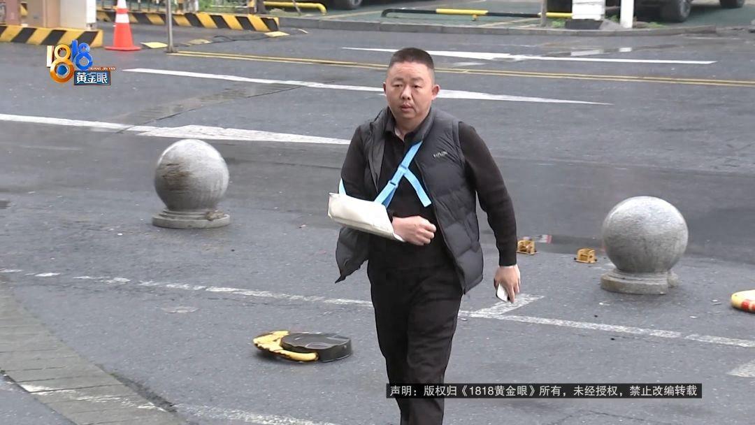 “这算吃哑巴亏吗？”浙江杭州，一男子出差住酒店，正光着身子洗澡，墙上的瓷砖突然脱