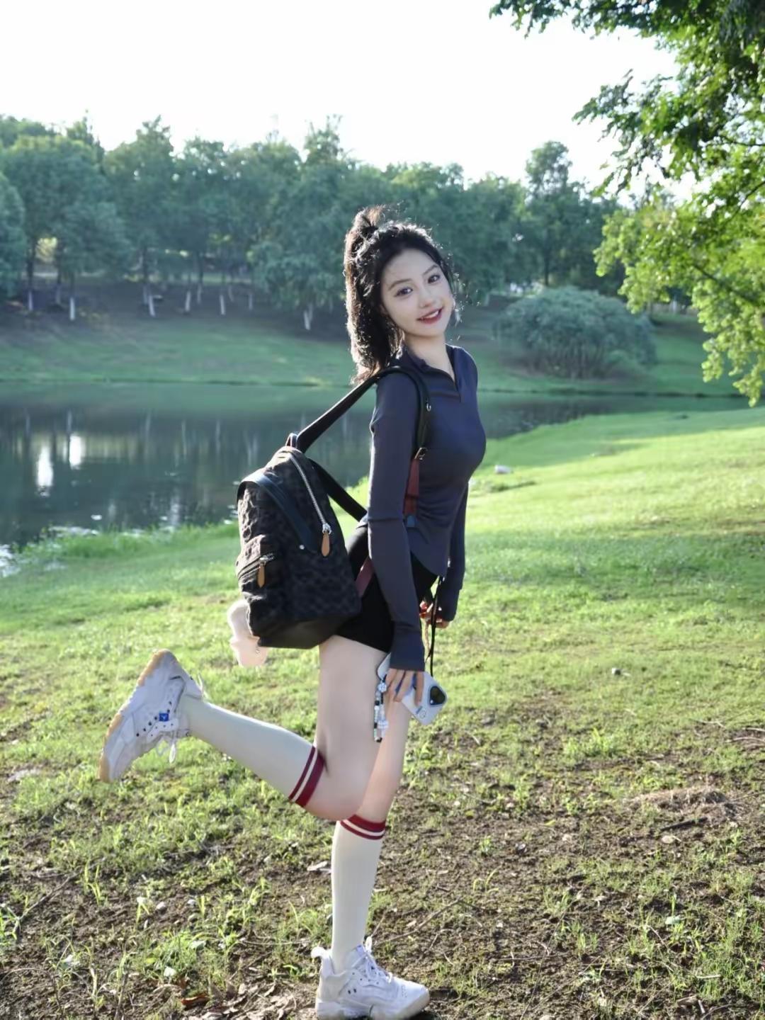 阳光正好，微风不燥，草地上的每一个瞬间都是青春最美的注脚。