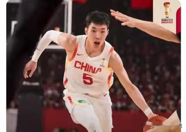 目前来看中国男篮最大的短板依然是内线，尽管对阵日本胡金秋打的很好，但对抗还是差了