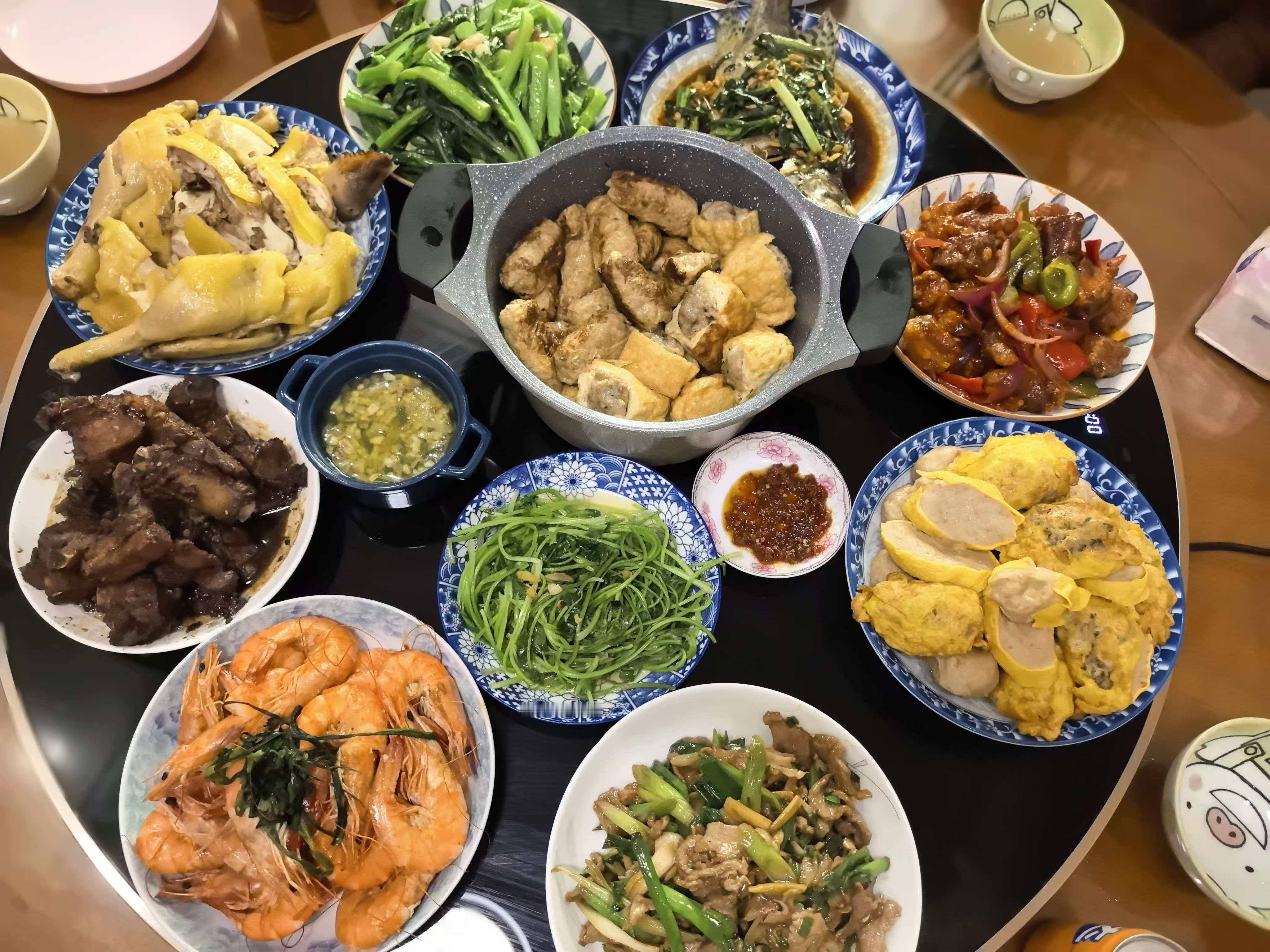 看我家的年夜饭！不过我无缘吃……因为我待在深圳一个人过年。安静和美食，只能二选一