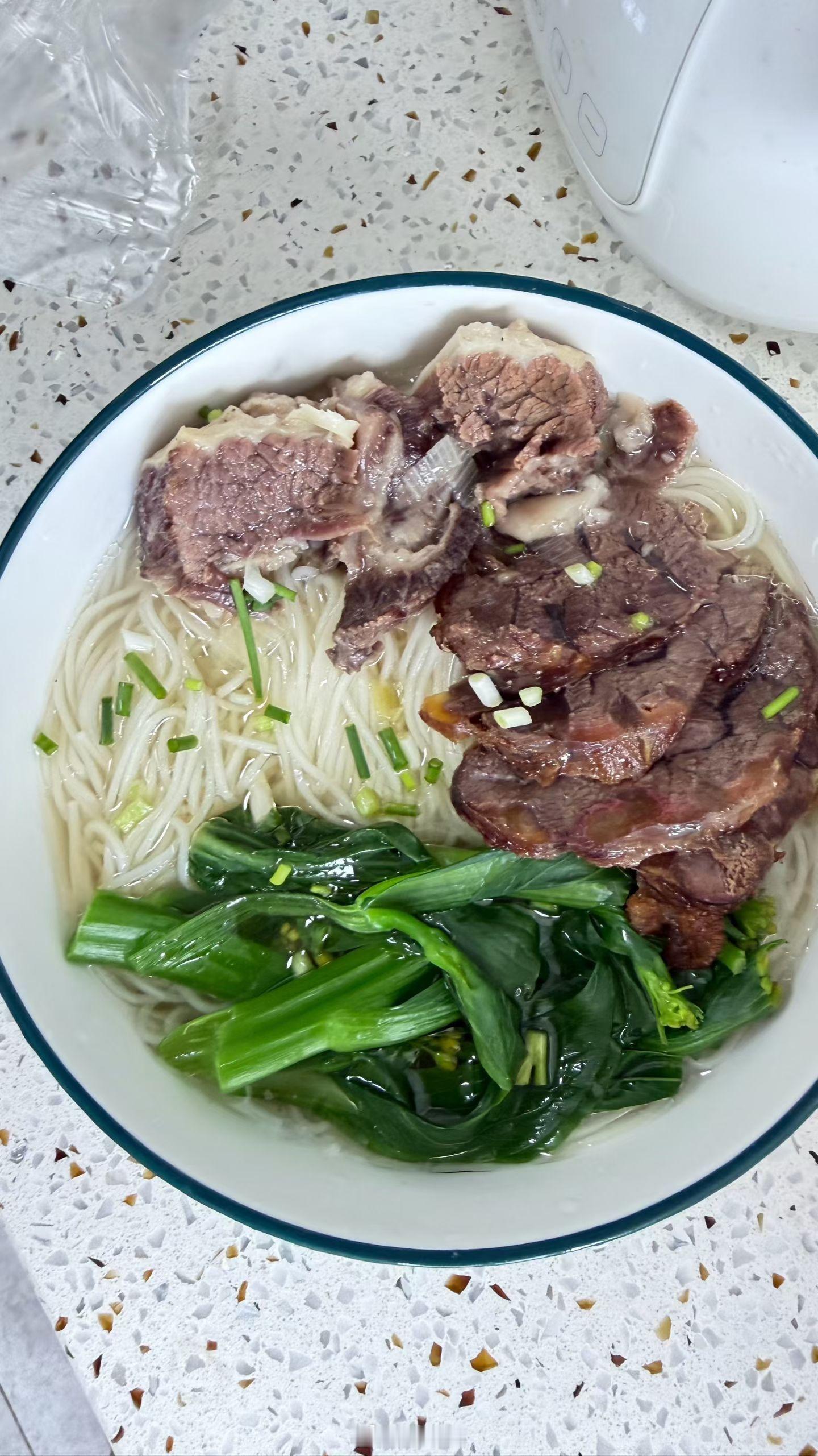中午搞个清汤牛肉面吃吃[墨镜]好好吃饭​​​