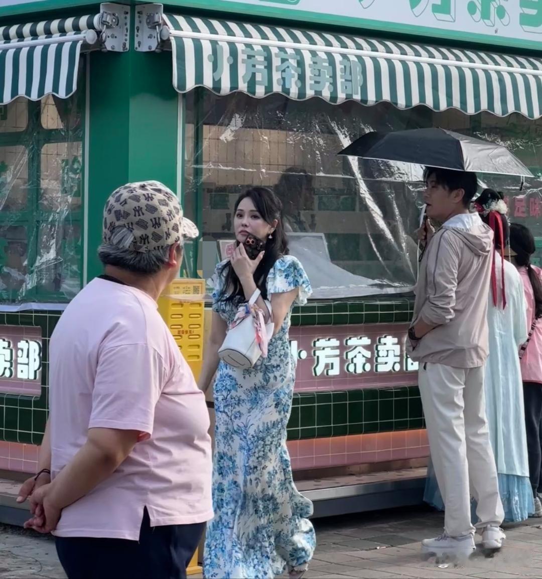 58岁伊能静和老公秦昊在洛阳植物园被人碰到。她穿碎花裙，打扮得可贵气了！现实里她看着挺年轻，皮肤还好
