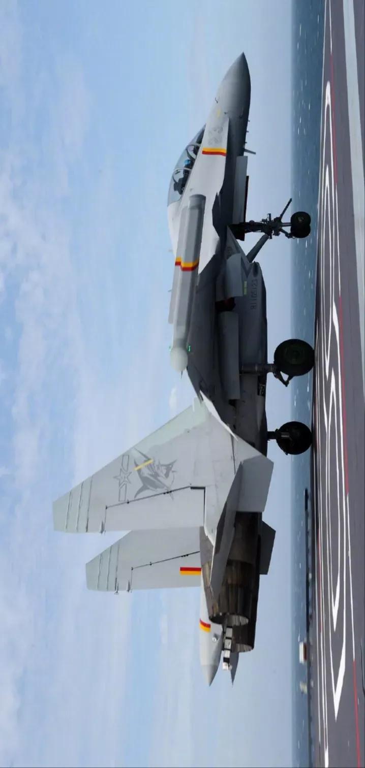 歼35A刷上了飞鲨的图标，一个字，帅气！这两张图拿去当壁纸应该一点问题都没有吧？