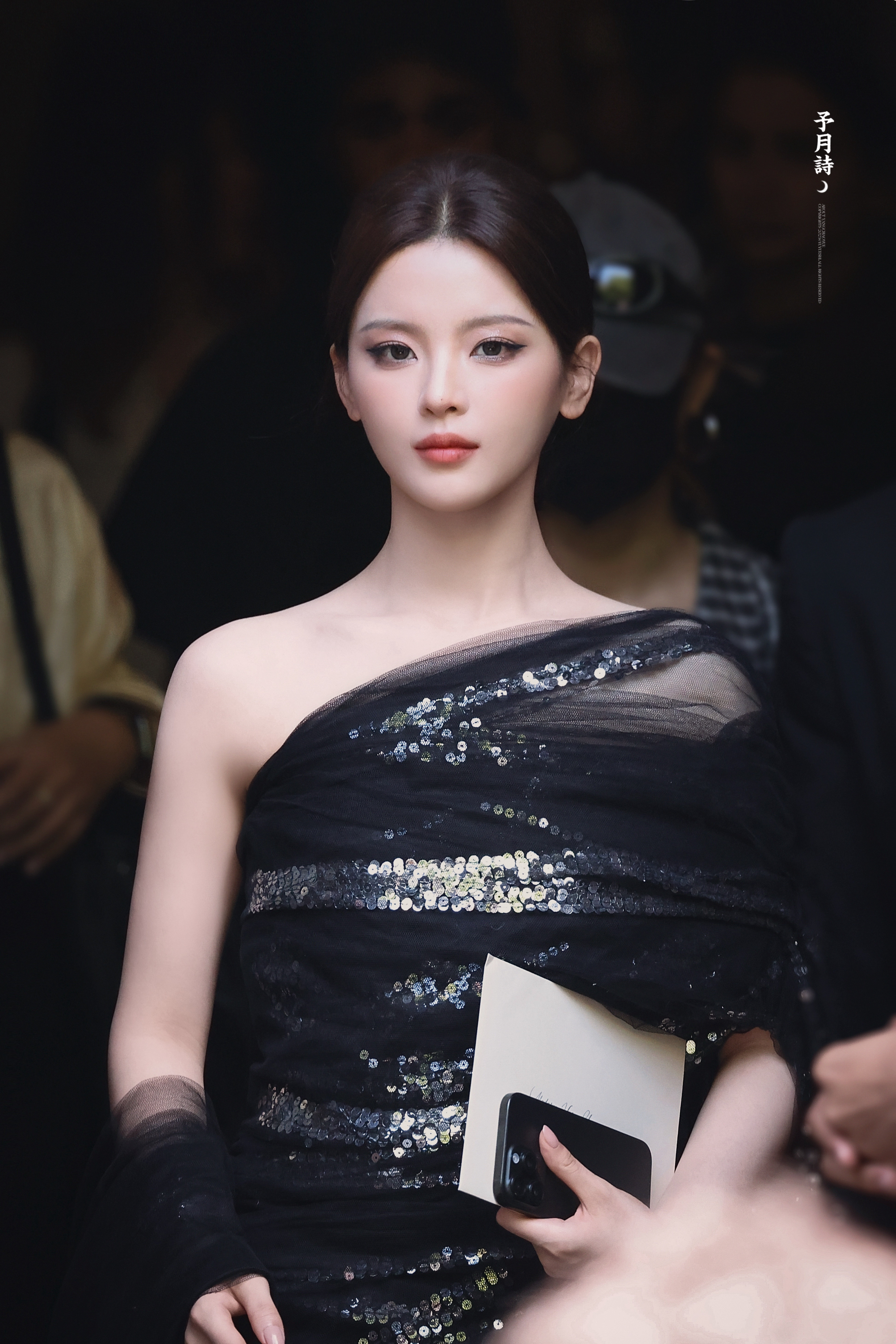 杨超越黑丝勾勒线条，高跟叩响心跳，每一步都似在心尖轻跳，这独一份的性感张力，