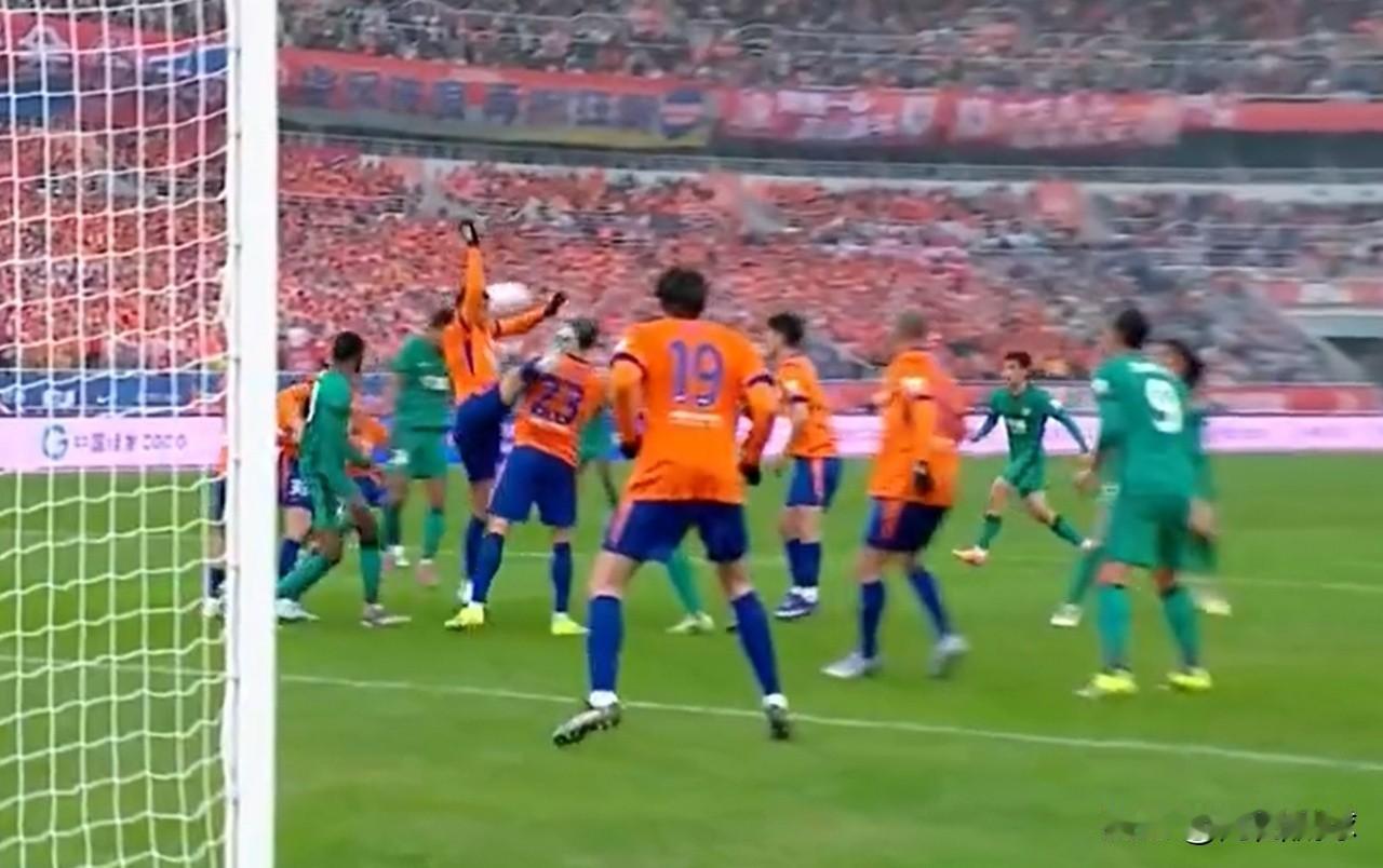 北京国安输得有点冤，本来可以客场带回一分。马德鲁加禁区内明显手球，主裁判没有表示