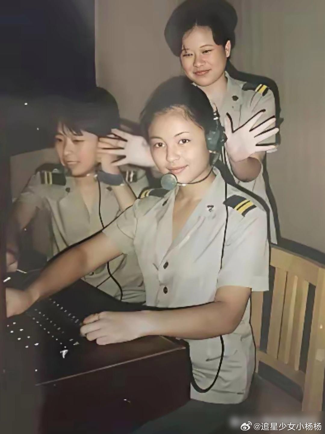 1994年16岁的演员刘涛在南京军区话务班当通信兵时期的照片​​​