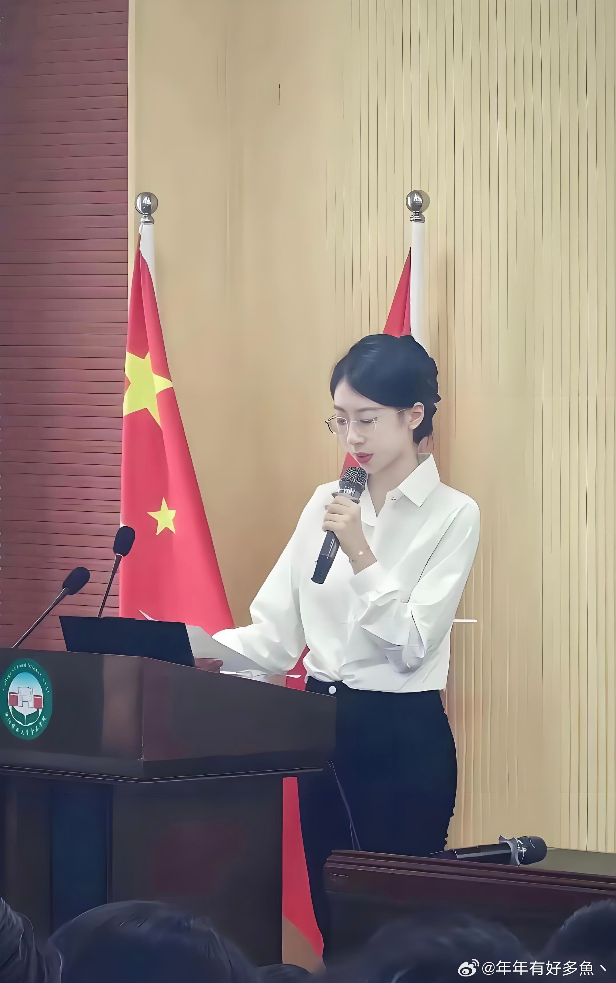 体制内的女生，一看就才貌双全，这得多优秀才能配得上她！