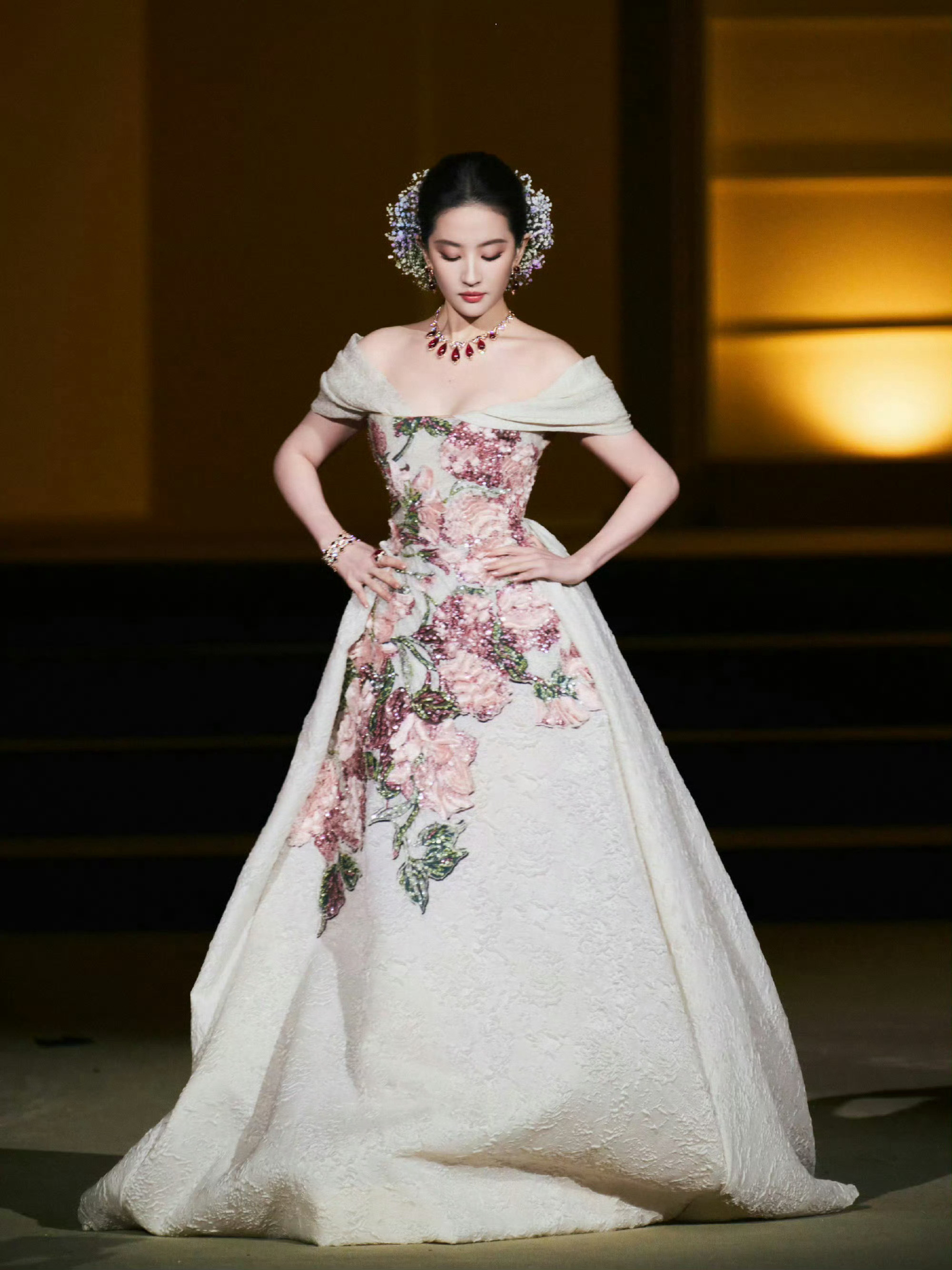 刘亦菲满天星造型美得太出圈了，家仙美得很权威