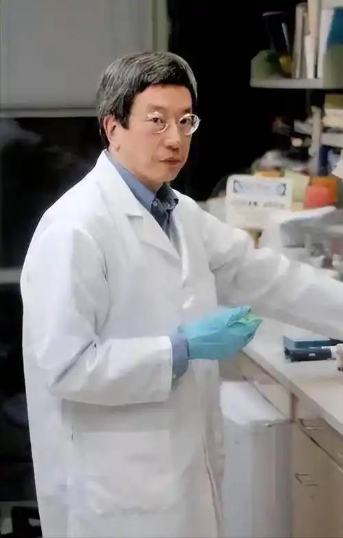 诺贝尔奖化学奖得主—钱永健钱永健斩获诺贝尔化学奖那年，不少人第一