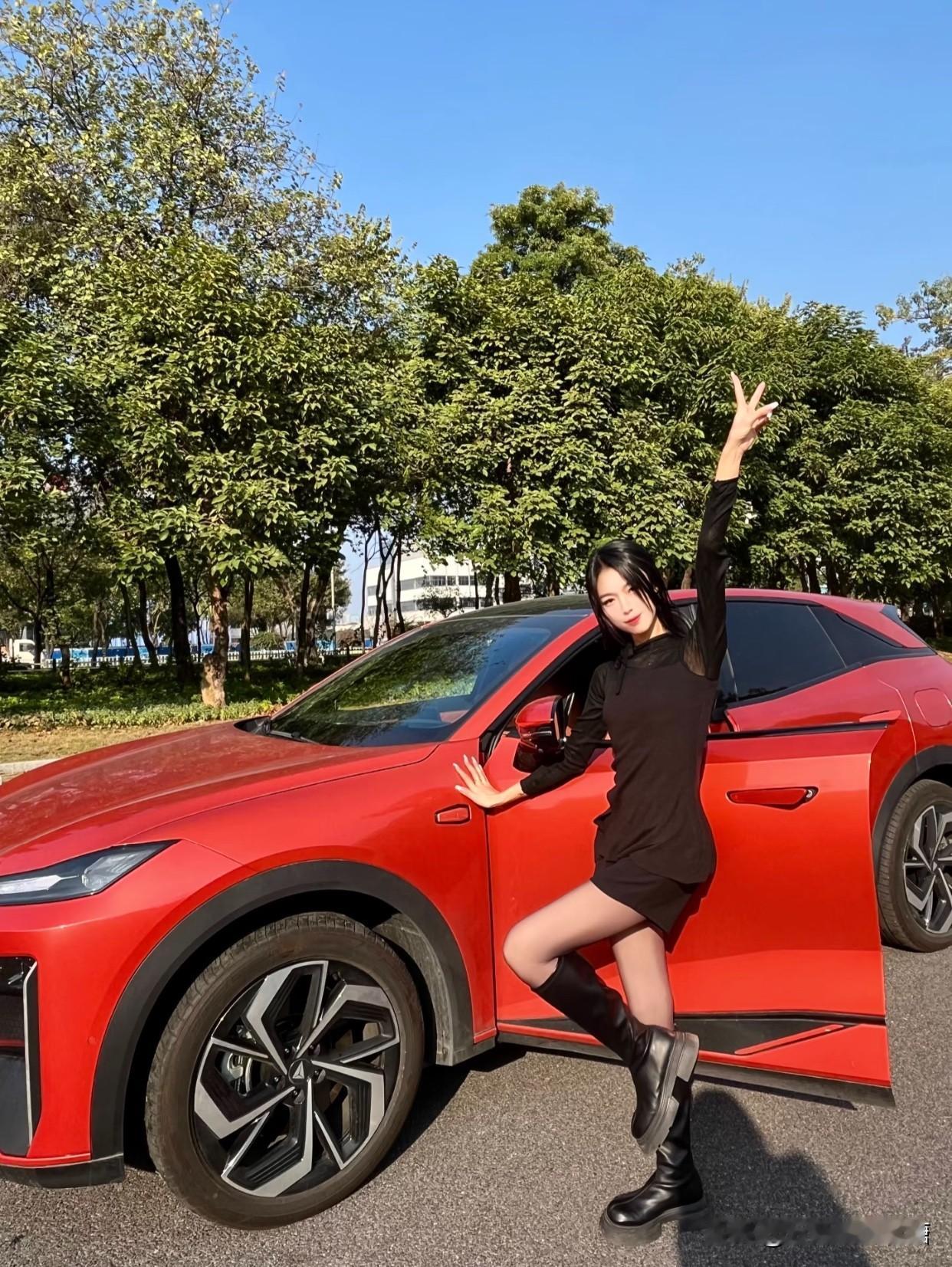 单位同事说她的车一个月没加油了，用车成本惊到我了……她开来上班的这台深蓝S0