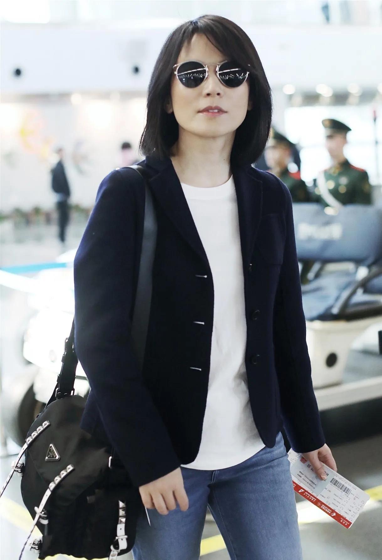 谁懂啊！54岁俞飞鸿剪完头直接嫩回24岁！🤯波波头+黑西装+白T+牛仔裤