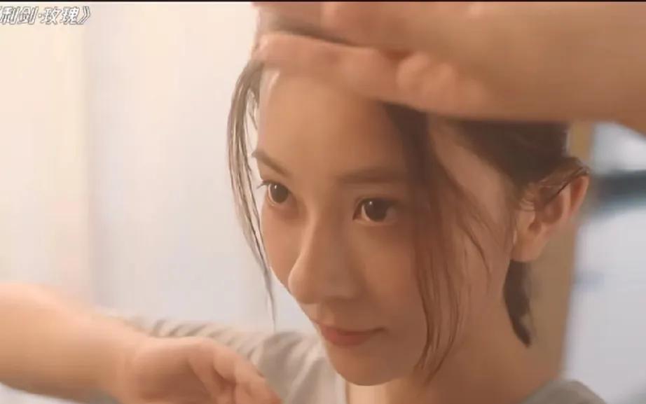 《利剑玫瑰》杨彩云发现被拐女孩，果断选择报警！杨彩云发现了一个被关着的女孩，主