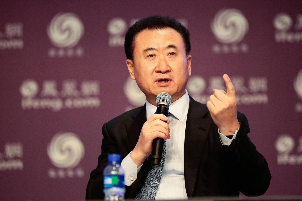 王健林这几年最让人感慨的，不是他从高处跌下来，而是他跌下来之后还在拼命补窟窿。