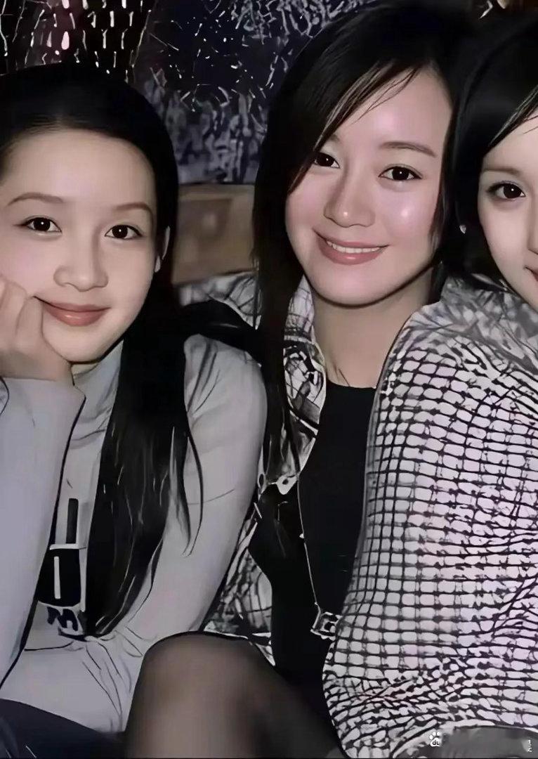 昔日李沁、蒋梦婕、杨幂、张檬同框合照，素颜出镜，清纯脱俗，颜值个个能打。