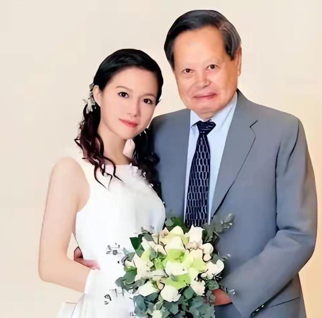 她不是杨振宁遗孀！翁帆现在有了新身份。她现在是清华的博士，负责整理杨振