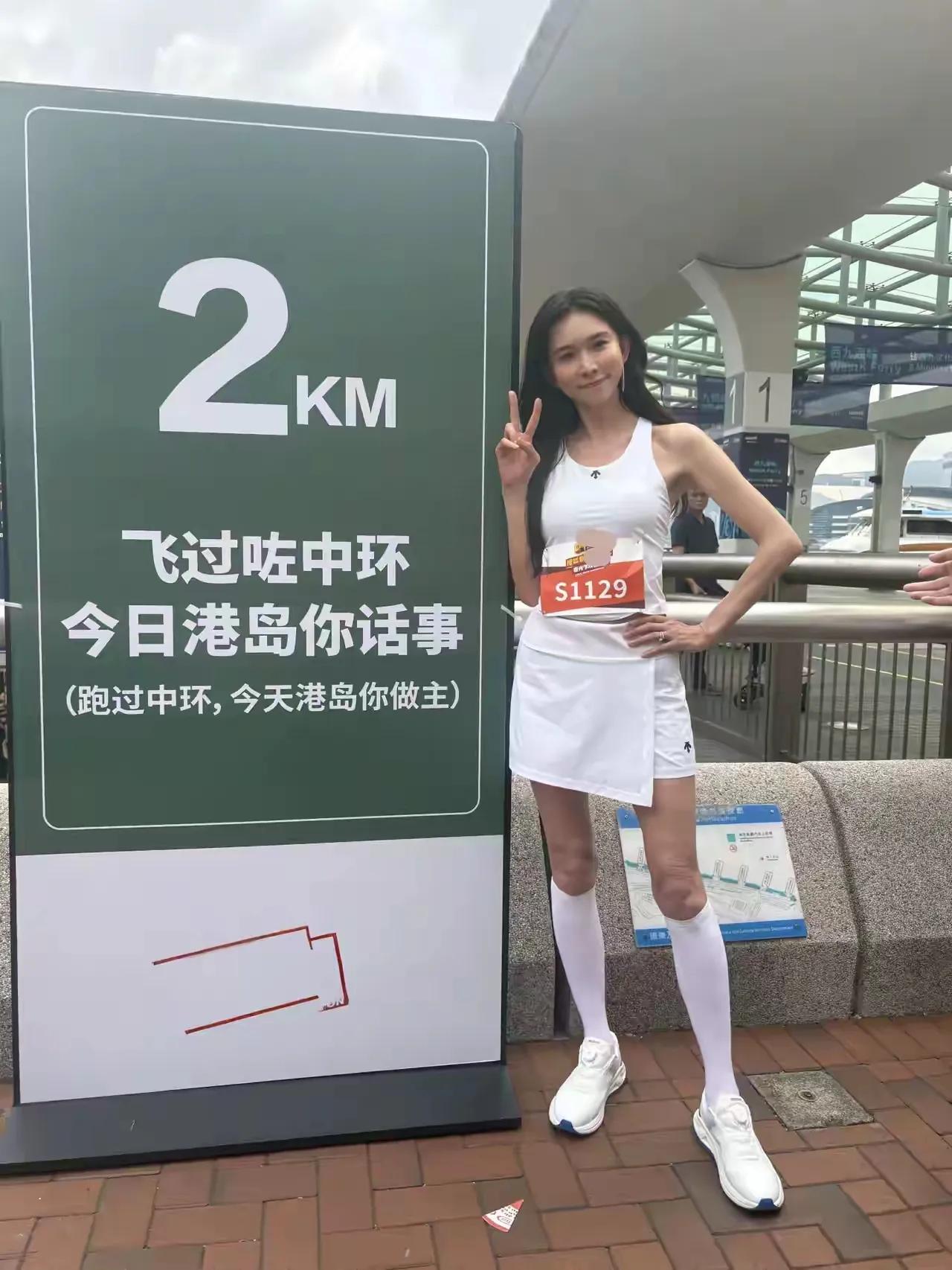 年龄上来了，这表情举止让人觉得有违和感。