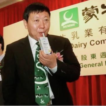 1999年，伊利副总牛根生被伊利扫地出门后，转头创立了蒙牛，让伊利追悔莫及！19