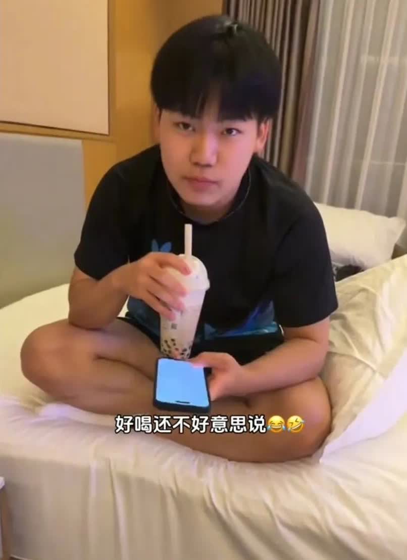 松岛在厦门真的吃好喝好了。松岛不仅一口气喝四瓶饮料，在房间里还喝奶茶了，而且